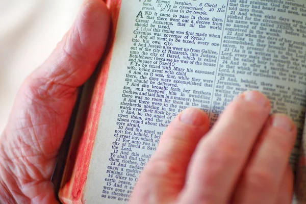 Homme Aîné Personne Âgée Bible Livre Vintage Religion Gros Plan — Photo