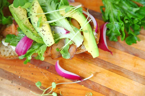 Overhead Røget Laks Sandwich Med Salat Avocado Løg Spirer Kopieringsrum - Stock-foto