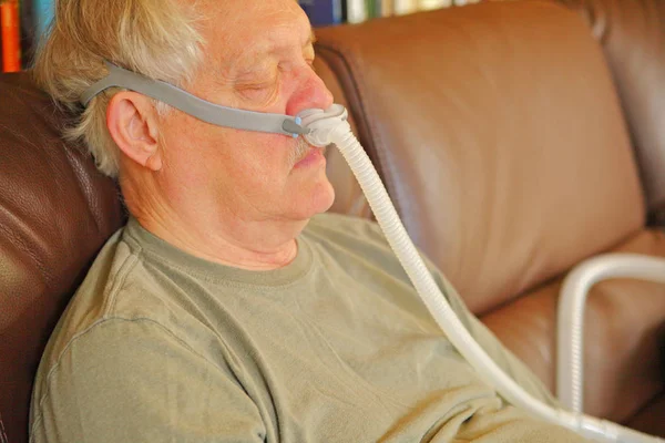 Hombre Con Apnea Del Sueño Descansa Sofá Usando Una Máquina — Foto de Stock