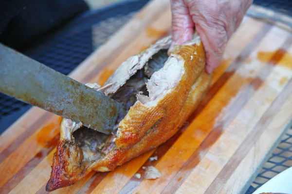 Ein Mann Benutzt Ein Altes Messer Auf Einer Gebratenen Ente — Stockfoto