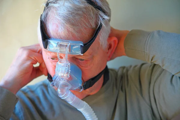 Homme Âgé Avec Apnée Sommeil Respiration Attachement — Photo