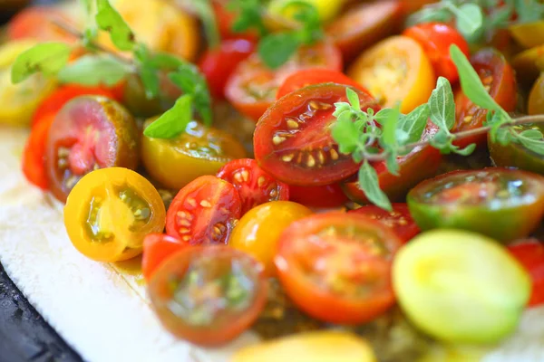 Taze kekikli taze vişneli domatesler.