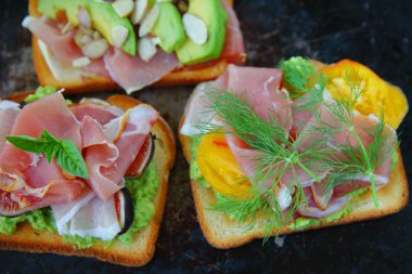 Domates, incir, avokado ve dereotlu açık yüzlü sandviçler