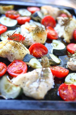 Sac tava yemek kemiksiz tavuk parçaları, domates ve kabak rosemary ile