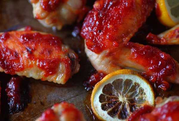 Barbecued chicken wings with lemon — Stock Photo, Image