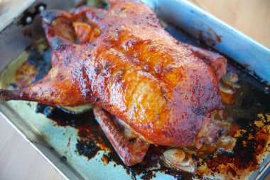 Tavada kızarmış ördek