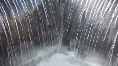 Bir sızma gölet kompleksi su akışı