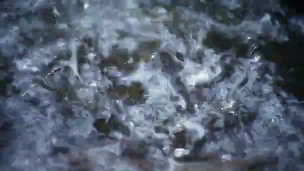 Вода Вливається Ємність Під Водоспадом — стокове відео