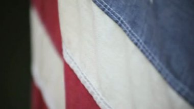 Rüzgar tarafından çırpılmış eski bir Amerikan bayrağı yakın