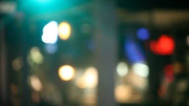 Defocused Park edilmiş arabalar, dükkanlar ve yayalar bir araba görünümü