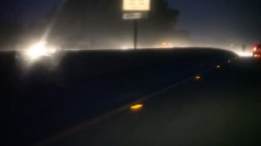 Ağır bir yağmur fırtınası gece trafiği