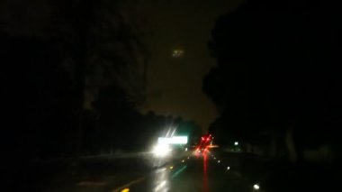 Yağmurda gece araba