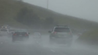 Kuzey California otoyolu üzerinde aşağı dökün