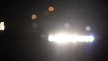 Yağmurlu bir gecede arabanın farlar ve siluetleri