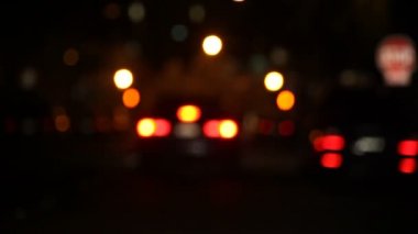 Araba şekiller haline bokeh gösteren defocused gece sahnesi