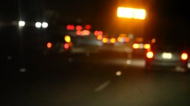 Gece otoyolu parlak bir işaret ile sürüş 