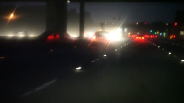 暴雨中的夜间交通 — 图库视频影像