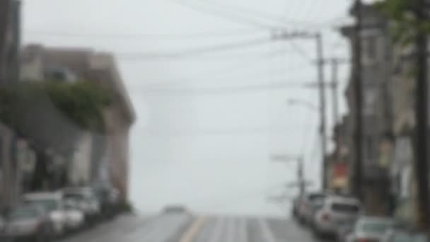 Dwa Samochody Cresting Wzgórzu Ciężkim Deszczu — Wideo stockowe