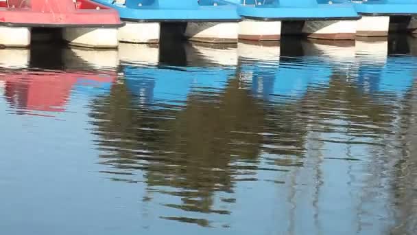 Bunte Boote Einem See Park Mieten — Stockvideo