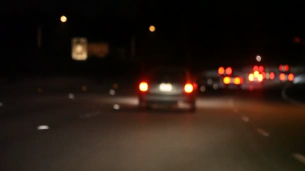 Siguiendo Los Coches Que Frenan Una Autopista California Por Noche — Vídeos de Stock