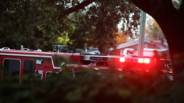 Bir banliyö mahallesinde bir itfaiye aracı acil müdahale