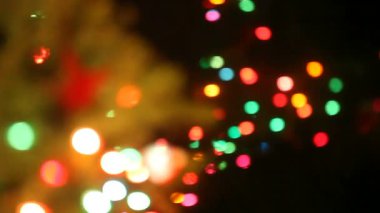 Bir Noel ağacının parlak ve renkli ışıkları