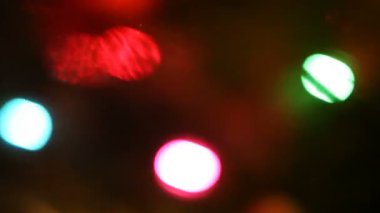 Bir Noel ağacının parlak ve renkli ışıkları