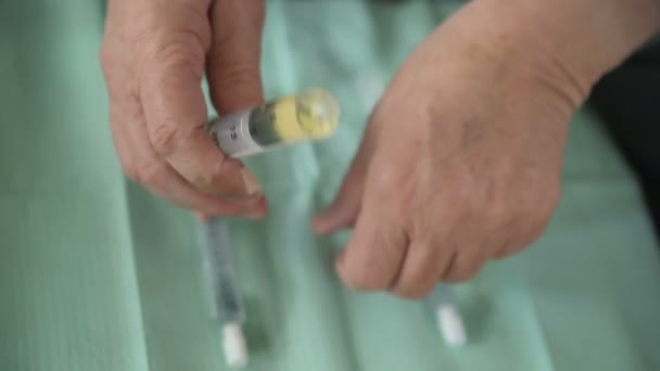 Bir Adam Antibiyotik Şırınga Hava Kabarcıkları Için Kontrol — Stok video