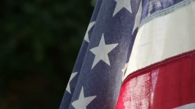 Soldaki kopya alanı olan eski bir Amerikan bayrağının yakın çekim görünümü