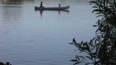 Kopya alanı olan bir gölde bir kano içinde bir baba ve oğul