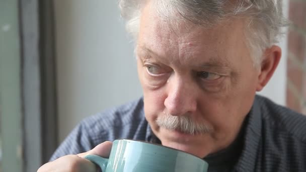 Ein Älterer Mann Trinkt Morgens Eine Tasse Kaffee — Stockvideo