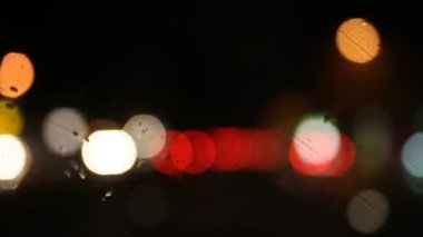 Araba ışıkları bokeh ile gece yağmur damlaları