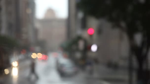 Peatones Desenfocados Cruzan Una Intersección Día Lluvioso — Vídeos de Stock