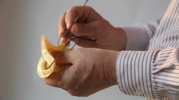 Hombre Negocios Usando Paño Para Limpiar Sus Gafas — Vídeos de Stock