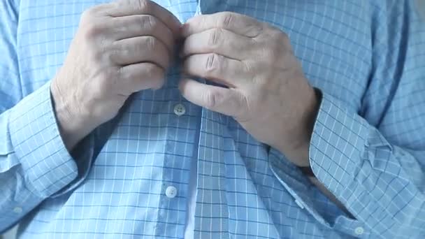 一个商人在上班前扣上衬衫 — 图库视频影像