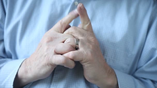 Een Man Controleert Pijnlijkheid Zijn Elleboog — Stockvideo