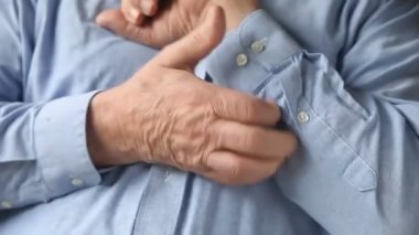 Bir adam dirseğindeki ağrıyı kontrol eder..