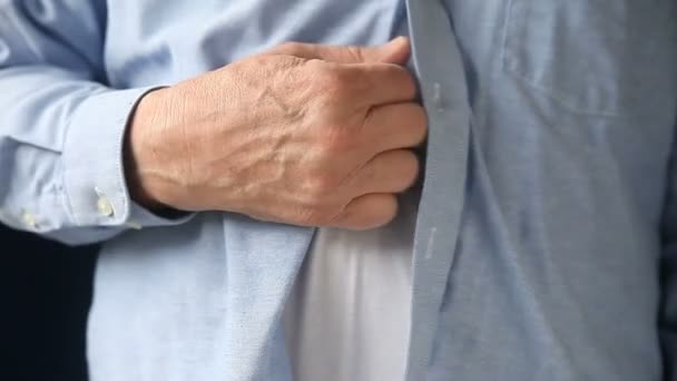 Een Man Controleert Pijnlijkheid Zijn Elleboog — Stockvideo