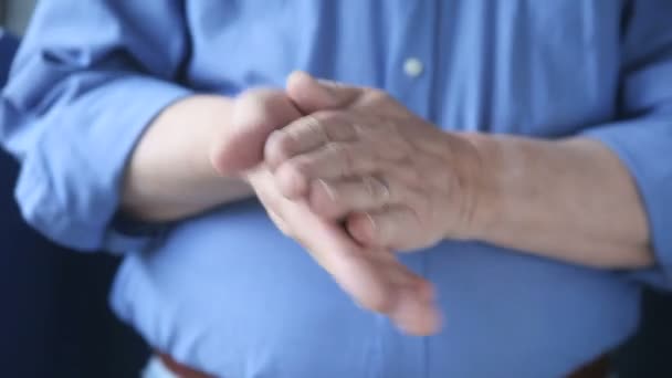 Homme Vérifie Douleur Dans Son Coude — Video