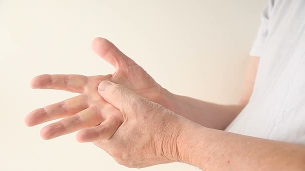 Человек Болезненными Пальцами — стоковое видео