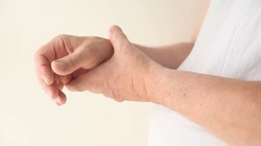 Başparmağında acı çeken bir adam var.