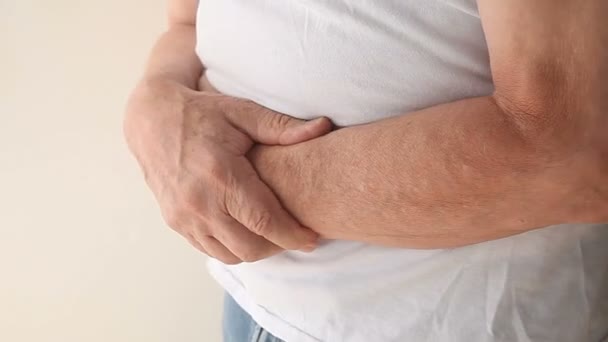 Hombre Sostiene Estómago Mientras Sufre Dolor — Vídeos de Stock