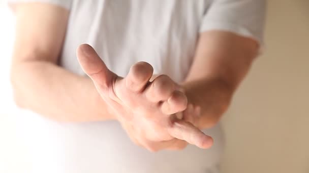 Homem Com Uma Mão Dolorosa — Vídeo de Stock
