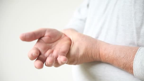 一个男人检查他疼痛的拇指周围的区域 — 图库视频影像