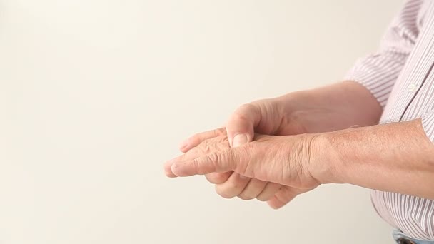 Ein Mann Beugt Sich Und Kontrolliert Die Gelenke Beiden Händen — Stockvideo