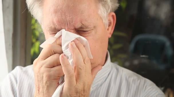 Een Man Blaast Zijn Neus Met Behulp Van Een Weefsel — Stockvideo