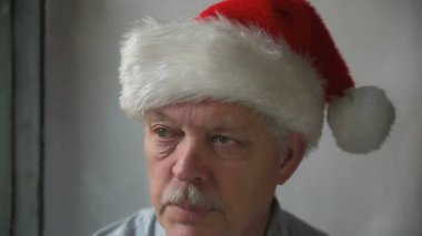 Noel Baba şapkalı yaşlı bir adam tekrar tekrar 
