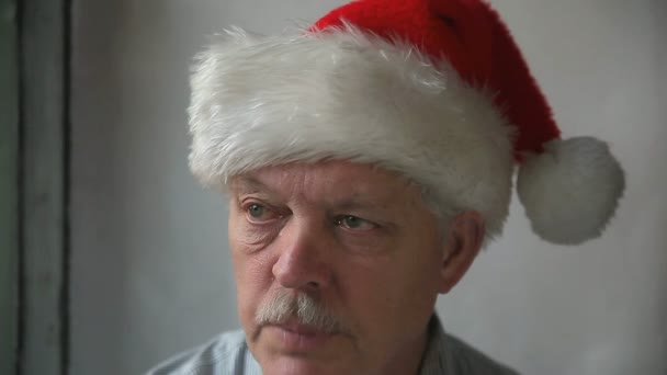 Ein Älterer Mann Mit Weihnachtsmann Hut Sagt Immer Wieder Bah — Stockvideo