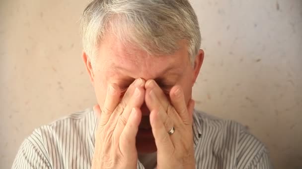 Homem Mais Velho Tenta Aliviar Dor Redor Dos Olhos — Vídeo de Stock