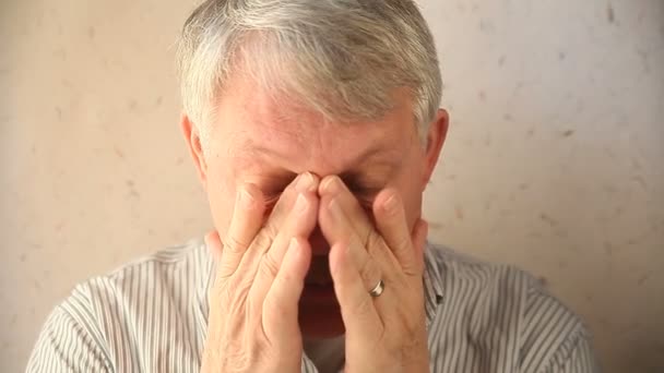 Ein Älterer Mann Versucht Den Schmerz Seine Augen Lindern — Stockvideo